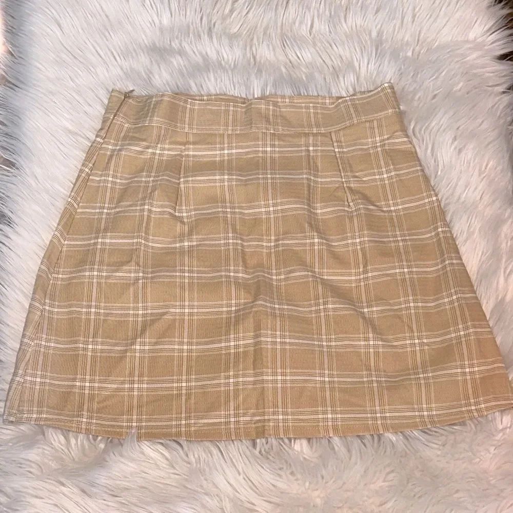 SHEIN - Tan/Cream and White Plaid Skirt sz Large